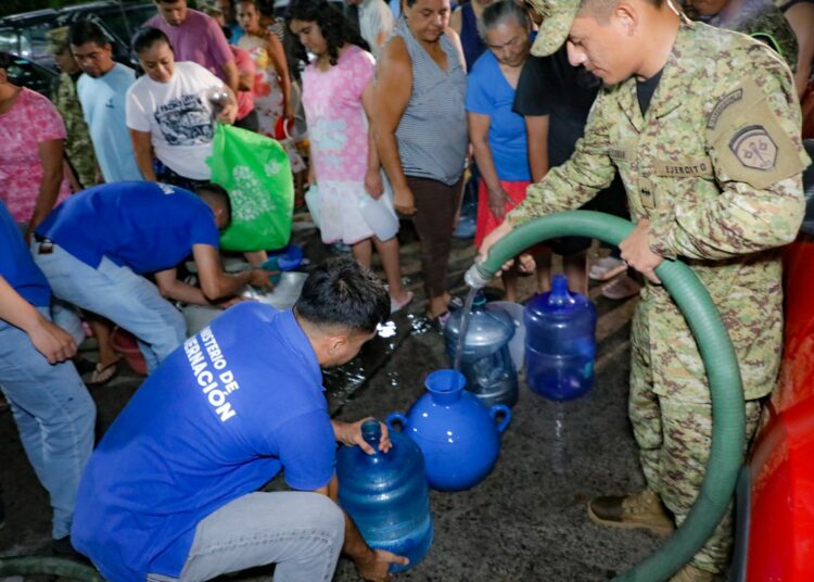 Gestores territoriales y Fuerza Armada garantizan suministro de agua en varias comunidades