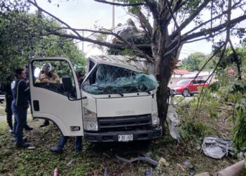 Accidente en Cojutepeque, deja a camionero atrapado y a su acompañante lesionado