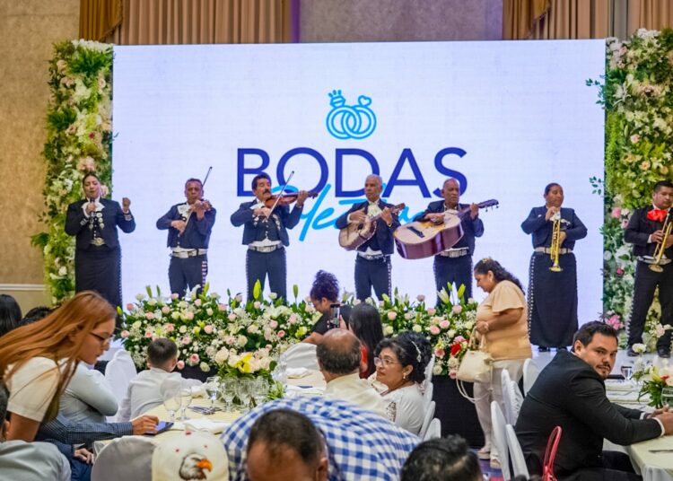 Parejas unen sus vidas en boda colectiva organizada por la comuna capitalina