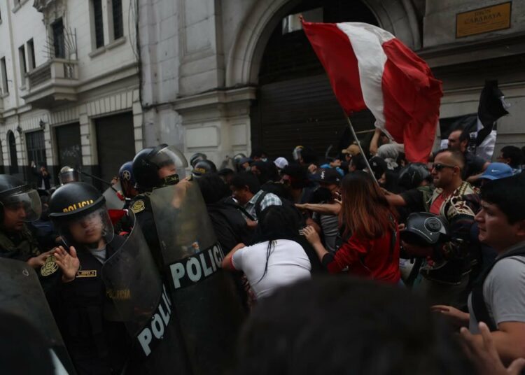 Crisis en Machu Picchu deja a miles de turistas varados mientras continúan las protestas en Lima, Perú