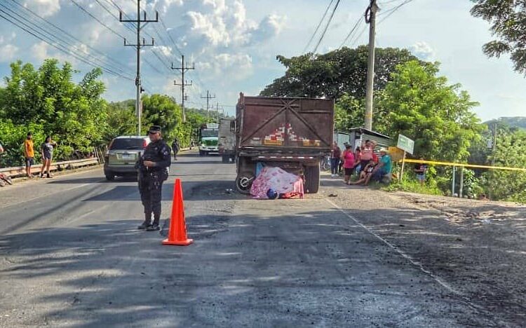 Accidente deja un menor de 14 años muerto tras chocar con un camión