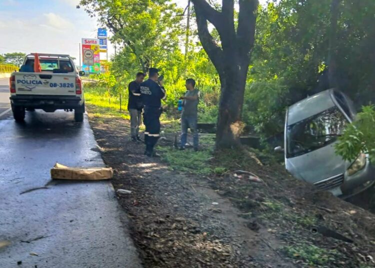 Conductor se sale de la vía en carretera Litoral por fallas mecánicas