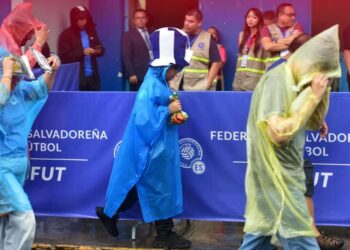 Aprovechan la lluvia para vender capas plásticas previo al partido de La Selecta