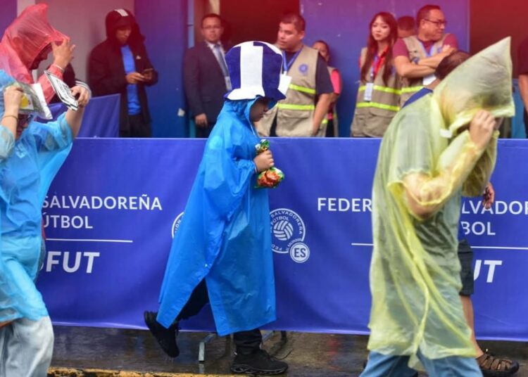 Aprovechan la lluvia para vender capas plásticas previo al partido de La Selecta