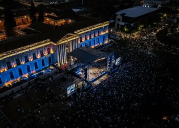 Salvadoreños celebran con orgullo los 204 años de independencia en la Plaza Gerardo Barrios