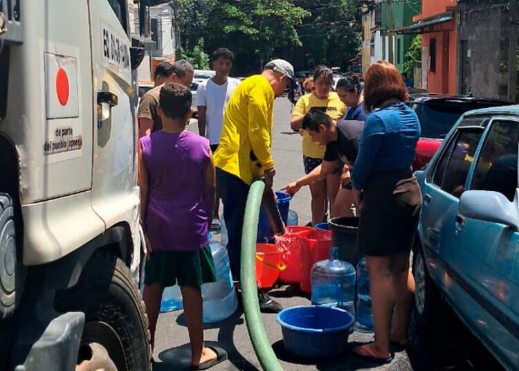 Gobierno abastecerá de agua a sectores afectados por tubería dañada