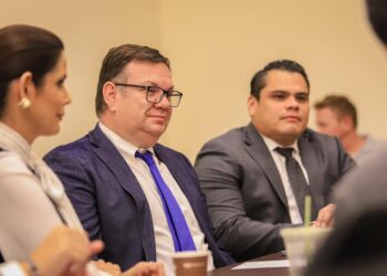 Christian Guevara y Caleb Navarro participan en encuentro con Caucus El Salvador en Washington