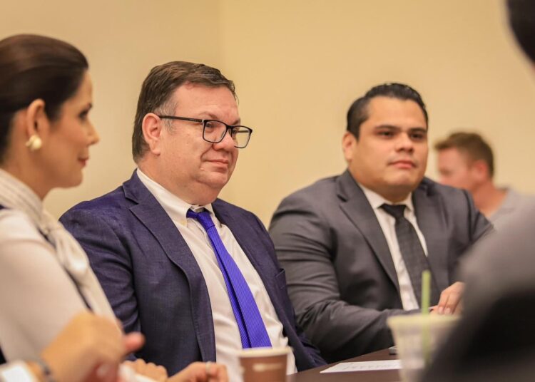 Christian Guevara y Caleb Navarro participan en encuentro con Caucus El Salvador en Washington