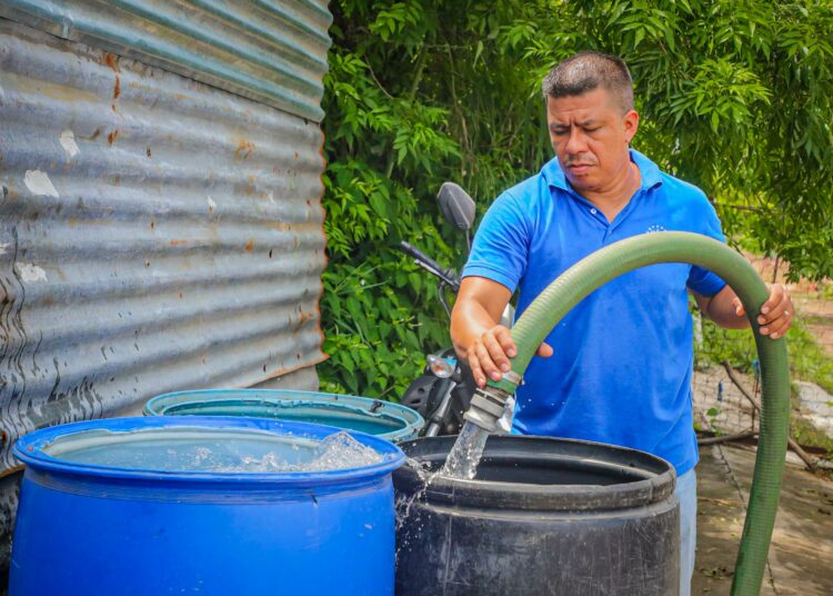 Gobierno continúa implementando plan de contingencia para garantizar agua potable a familias afectadas