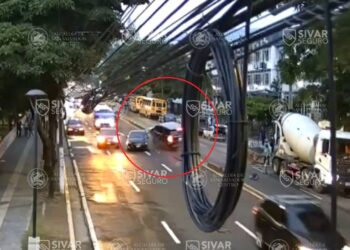 Accidente en la Alameda Roosevelt involucra camioneta, sedán y motocicleta tras fuerte colisión