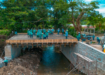 Nuevo puente sobre río Molino en San Dionisio promete un cruce seguro para las familias de Hacienda Vieja