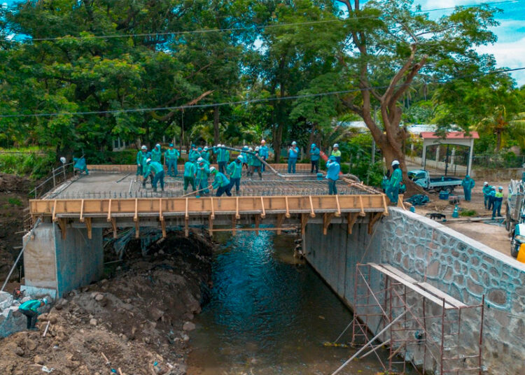 Nuevo puente sobre río Molino en San Dionisio promete un cruce seguro para las familias de Hacienda Vieja