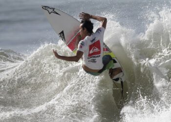 Gobierno invita a salvadoreños a participar en clases gratuitas de surf en El Sunzalito