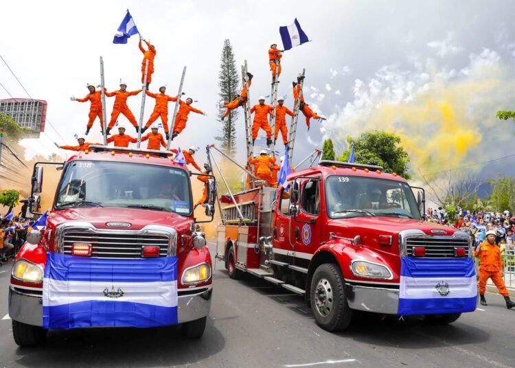 Héroes en acción: el show de los bomberos cautiva a El Salvador este 15 de Septiembre