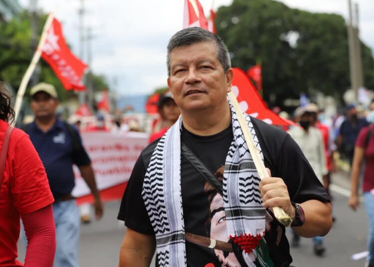 Manuel “El Chino” Flores lidera protesta del FMLN durante fiestas patrias