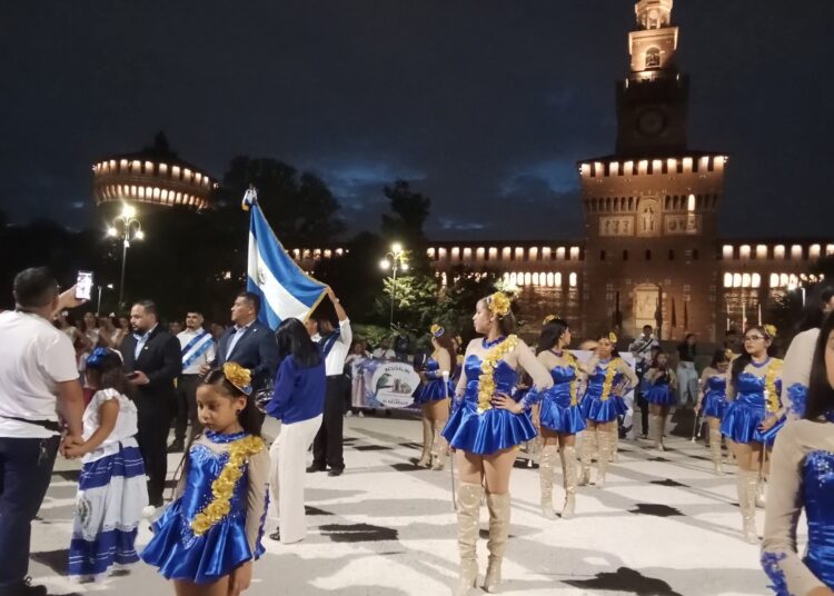 Orgullo salvadoreño en Milán: desfile y fiesta cultural unen a la diáspora en el Día de la Independencia