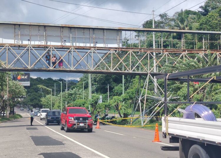 Hombre fallece atropellado abajo de pasarela sobre carretera a Comalapa
