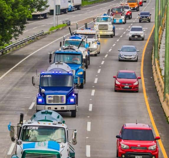 Camiones cisterna de Guatemala refuerzan plan de abastecimiento de agua en San Salvador