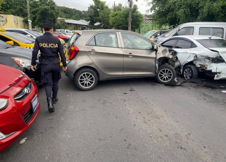 Conductor ebrio choca múltiples vehículos en Ciudad Merliot, causando daños