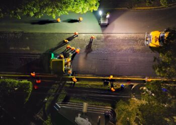 FOVIAL realiza trabajos nocturnos para mejorar la seguridad y movilidad en San Salvador