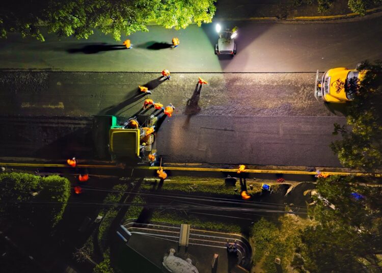 FOVIAL realiza trabajos nocturnos para mejorar la seguridad y movilidad en San Salvador