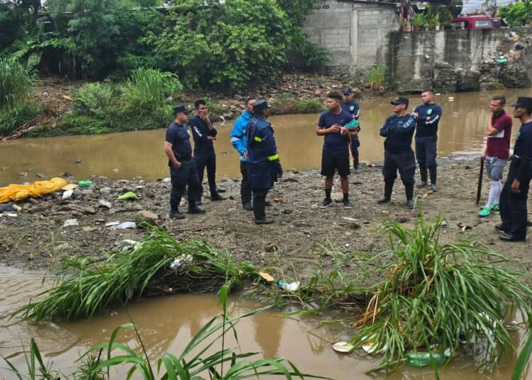 Policía en Honduras muere heroicamente al salvar a un niño de ser arrastrado por un riachuelo