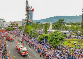 Bomberos muestran su preparación y técnicas de respuesta ante emergencias durante el desfile de independencia