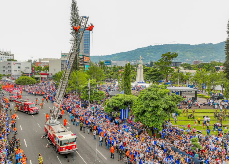 Bomberos muestran su preparación y técnicas de respuesta ante emergencias durante el desfile de independencia