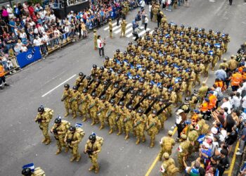 Ciudadana muestra solidaridad al regalar agua a militares durante el desfile de independencia
