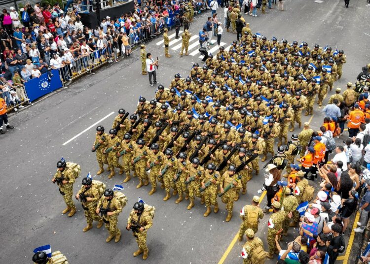 Ciudadana muestra solidaridad al regalar agua a militares durante el desfile de independencia
