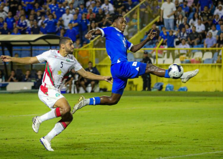 Surinam se adelanta en el marcador ante El Salvador en el primer tiempo