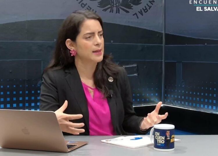 Claudia Ortiz admite avances en seguridad, pero mantiene rechazo al Régimen de Excepción