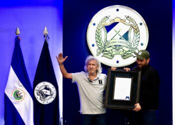 San Salvador Centro nombra ‘Hijo Meritísimo’ a Jorge González