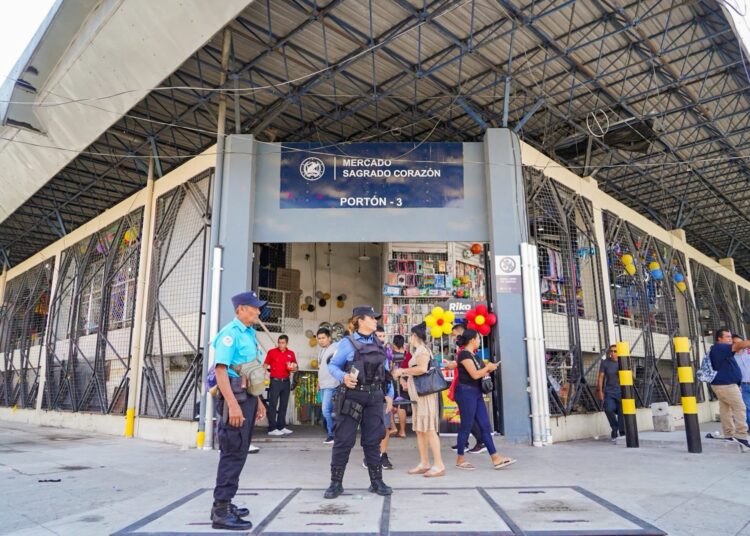 Celebración del 33 aniversario del Mercado Sagrado Corazón de Jesús atrae a familias y comerciantes