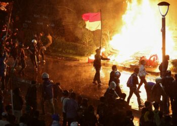 En Indonesia se registran multitudinarias manifestaciones por aumento de sueldo de los parlamentarios