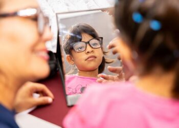 Más de 40 niños y adolescentes mejoran su visión con donación de lentes en San Salvador