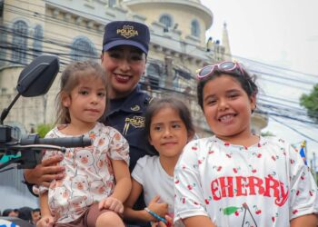 Manuel “El Chino” Flores lidera protesta del FMLN durante fiestas patrias