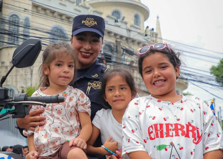 Manuel “El Chino” Flores lidera protesta del FMLN durante fiestas patrias