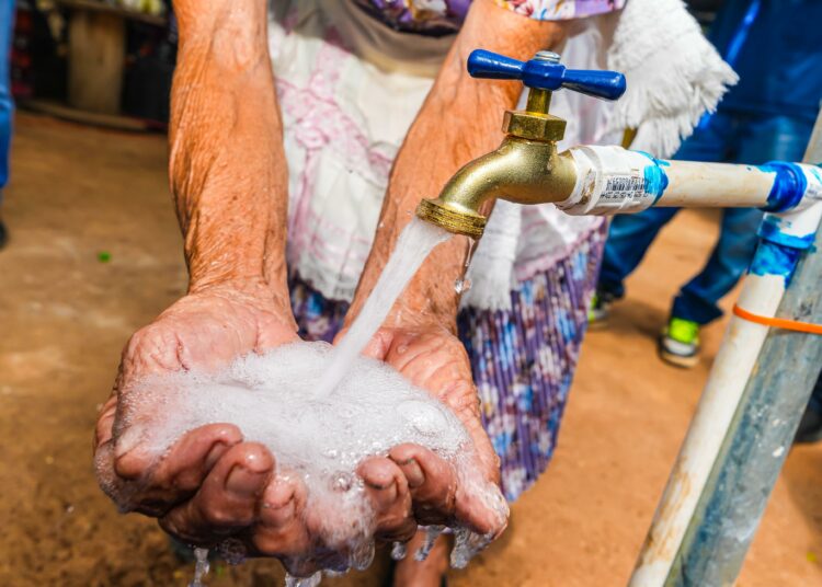 Vecinos celebran llegada del agua potable tras años de espera en Santa Ana Centro