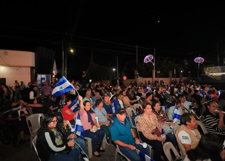 Cientos de salvadoreños abarrotan el Palacio Tecleño para la elección de Miss Universo El Salvador 2025