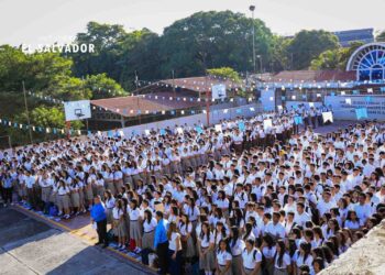 Inician los lunes cívicos en las escuelas del país