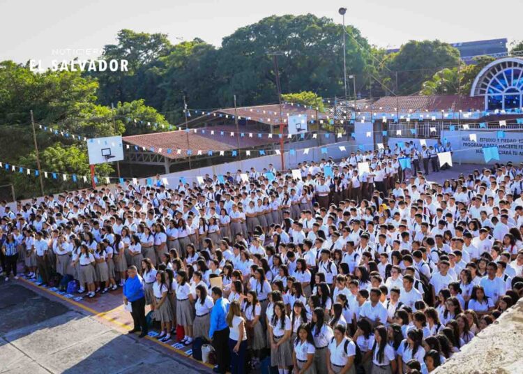 Inician los lunes cívicos en las escuelas del país