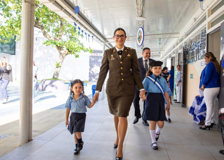 Ministra Karla Trigueros comparte el lunes cívico con alumnos de parvularia en San Salvador