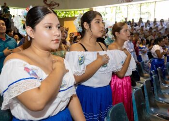 Alumnos de La Libertad celebran el mes cívico