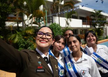 Ministra Karla Trigueros participa en inicio del mes patrio en el C.E. Francisco Morazán