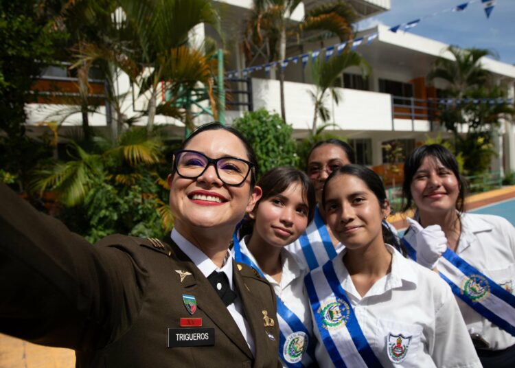 Ministra Karla Trigueros participa en inicio del mes patrio en el C.E. Francisco Morazán