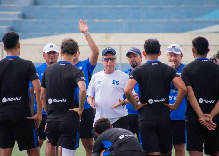 Hernán Gómez no descarta convocar más jugadores para en encuentro con Surinam