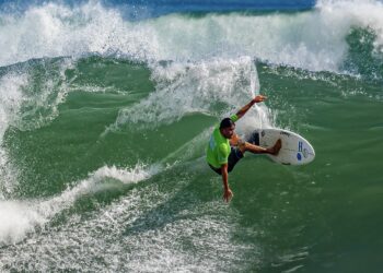 Surfistas del mundo se miden en el segundo día de competencias en el campeonato mundial de surf