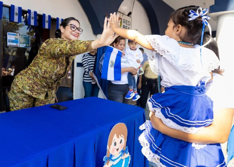 Ministra Karla Trigueros participa en desfile cívico de San Martín