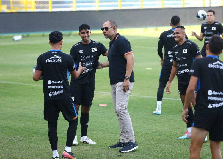 Yamil Bukele acompaña a La Selecta durante reconocimiento de cancha